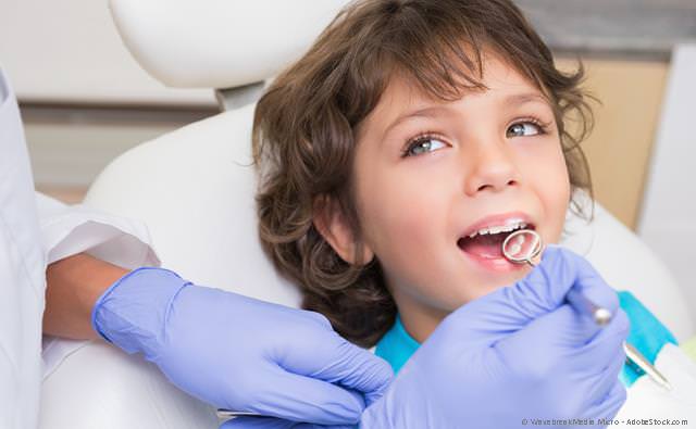 Kinderzähne mit Prophylaxe gesund erhalten statt sie zu behandeln